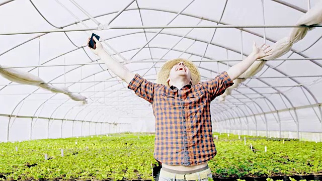 欣喜若狂的园丁在温室里伸出他的双臂视频下载