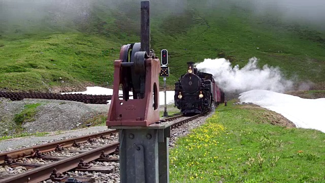 蒸汽机车从格莱奇在福尔卡山口视频下载