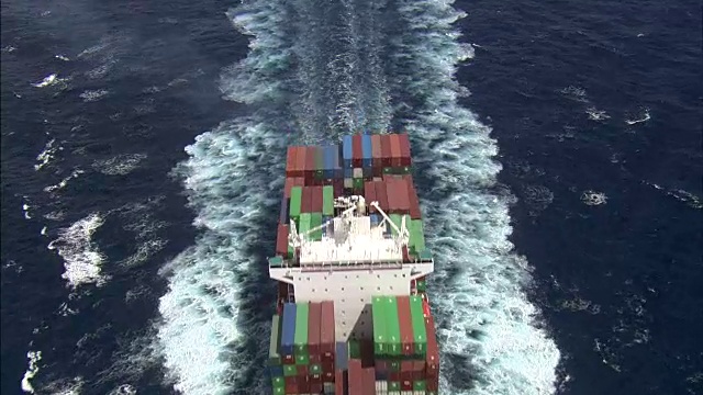 航拍巨型集装箱船视频下载