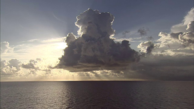 在海洋上空形成巨大云层的航迹视频素材