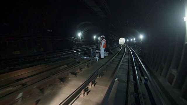 英国伦敦地铁隧道中的工人视频下载