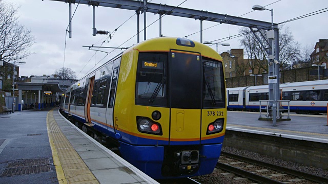 MS火车离开站台/海伯里和伊斯灵顿地面站，英国，伦敦视频素材