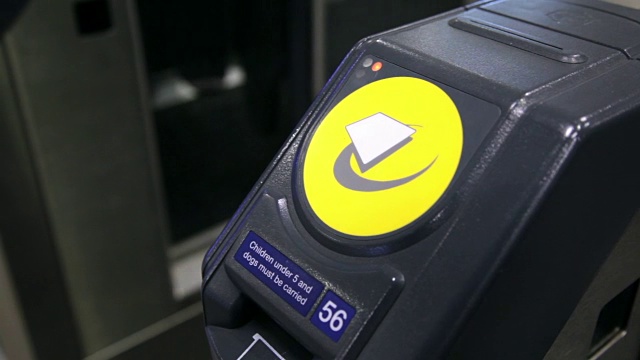 英国伦敦斯特拉特福车站旅行卡阅读器的特写视频素材