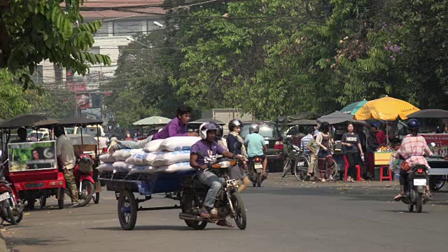 暹粒市中心的交通状况视频下载