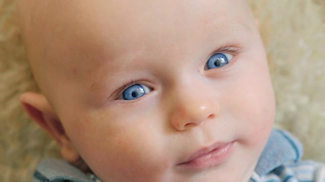 宝宝的美丽的眼睛视频素材
