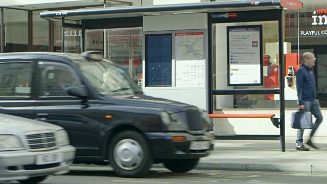 街道场景与汽车和双层巴士/伦敦，英国视频素材
