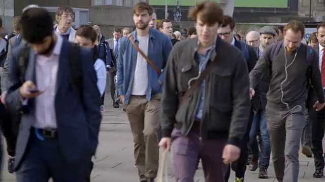 英国伦敦滑铁卢桥地铁罢工期间的通勤者视频素材