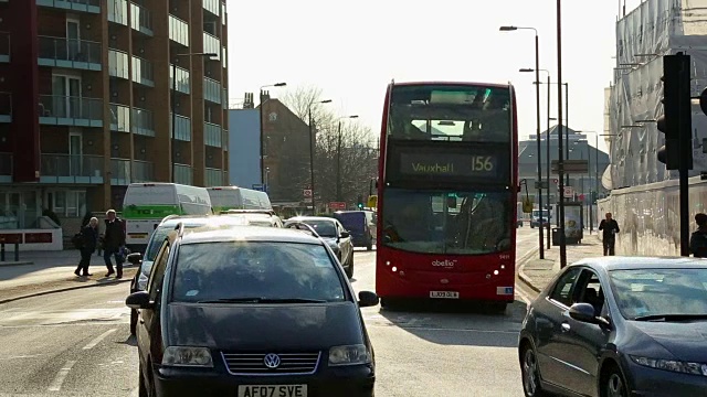 英国伦敦皇后镇路每日交通的WS街道场景视频素材