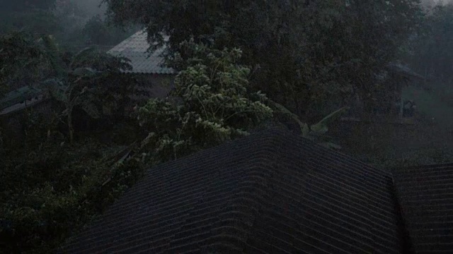 高清慢镜头:雨打在屋顶上视频素材