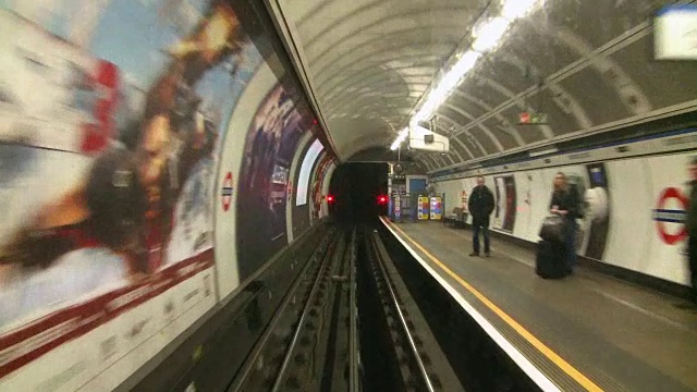 英国，伦敦，乘客在站台/牛津广场站候车视频下载