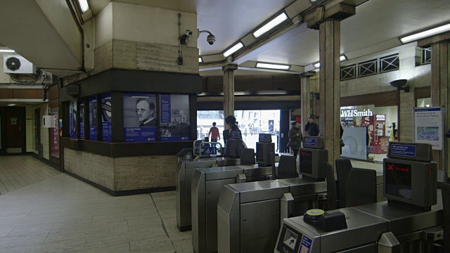 英国伦敦，WS通勤者走过十字转门/圣詹姆斯公园地铁站视频素材
