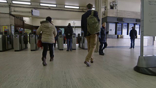英国伦敦，WS通勤者走过十字转门/圣詹姆斯公园地铁站视频素材