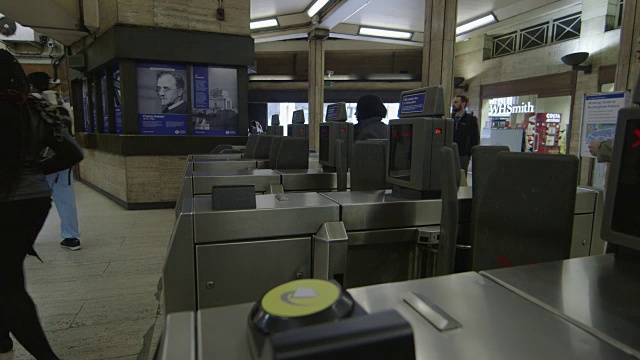英国伦敦，MS通勤者走过十字转门/圣詹姆斯公园地铁站视频素材