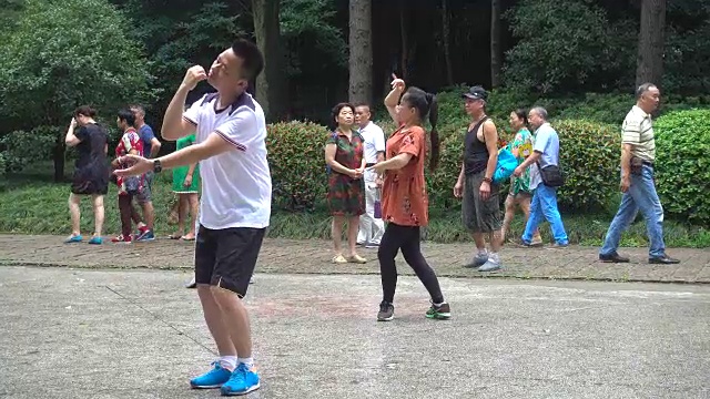 中国江苏省无锡市自由公园里的晨舞者视频素材