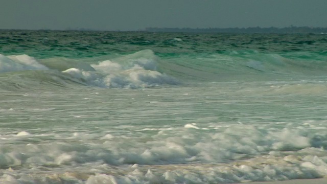 加勒比海浪翻滚过绿松石海与潮水/图卢姆，墨西哥视频素材