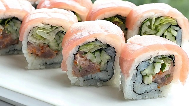 生鲜寿司卷与山葵在白色盘子视频下载
