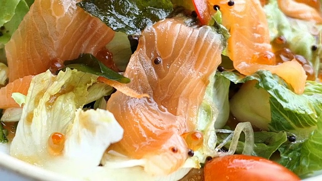 生鲜鲑鱼肉生鱼片配蔬菜沙拉视频下载