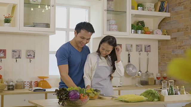 年轻的亚洲夫妇在厨房里视频下载