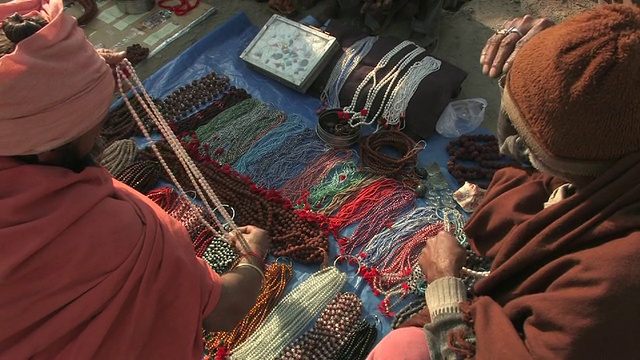 印度北方邦阿拉哈巴德，两名高级珠宝商人，经营项链视频素材
