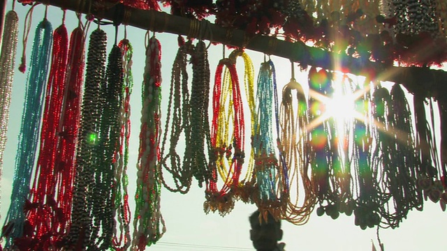 印度北方邦阿拉哈巴德，彩色珠子挂在架子上视频素材