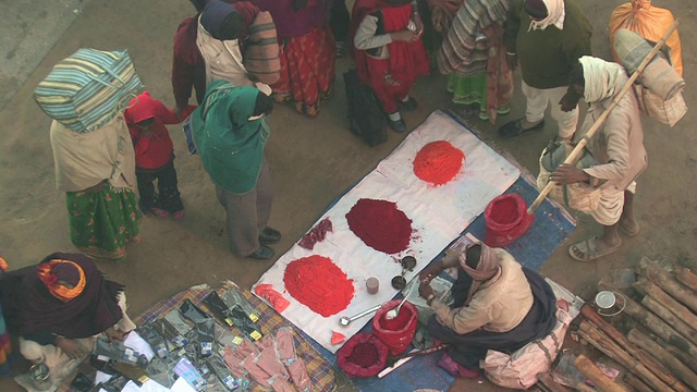 印度北方邦阿拉哈巴德街道上出售赭色颜料的商人视频素材
