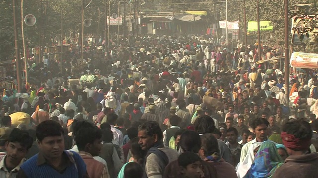 印度北方邦阿拉哈巴德大街上挤满了人视频下载