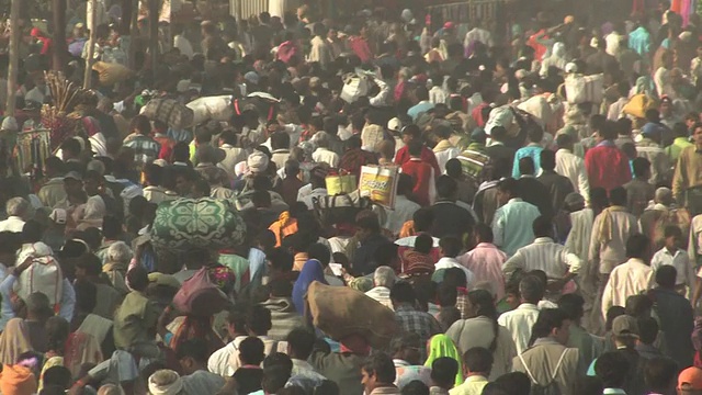 印度北方邦阿拉哈巴德大街上的人群视频素材