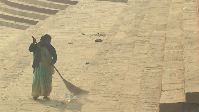 MS, HA，妇女扫石阶，瓦拉纳西，北方邦，印度视频素材
