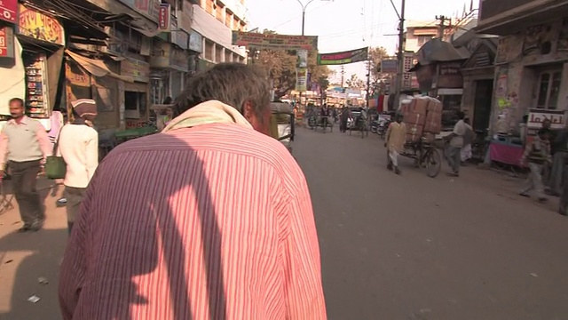 POV，自行车出租车在繁忙的街道上行驶，印度北方邦瓦拉纳西视频素材