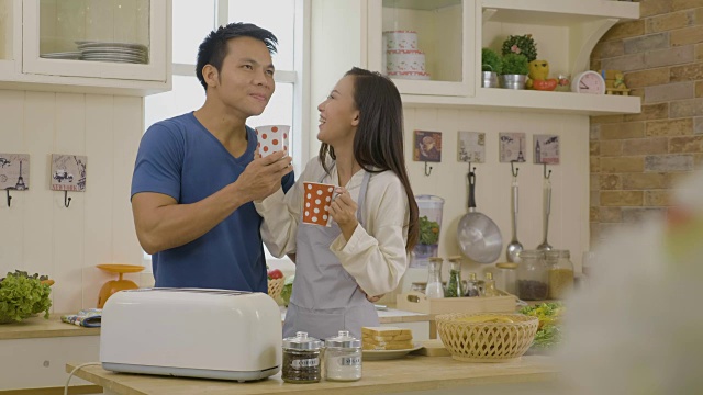 年轻的亚洲夫妇在厨房里视频下载