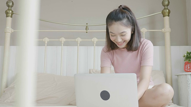 女人在床上用笔记本电脑视频下载