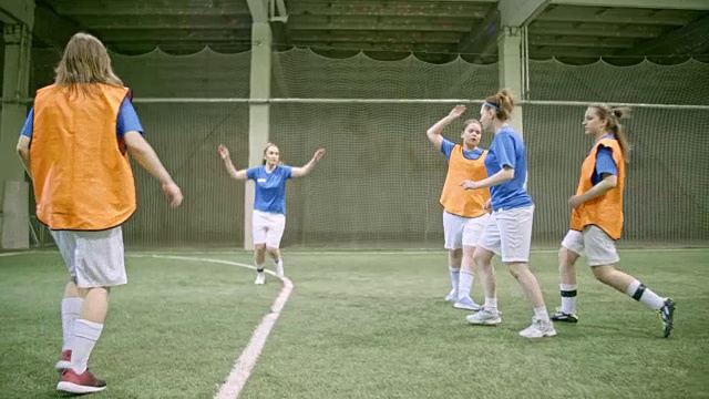 女子足球队在蓝色赢得友好比赛和拥抱视频下载