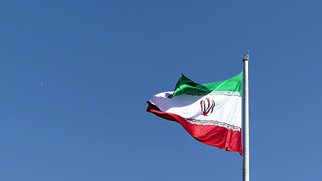 从伊朗德黑兰塔比亚特桥上看到的伊朗国旗视频下载