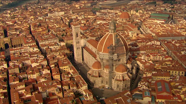 意大利佛罗伦萨，塔顶和周边地区有脚手架的空中圣母花视频下载
