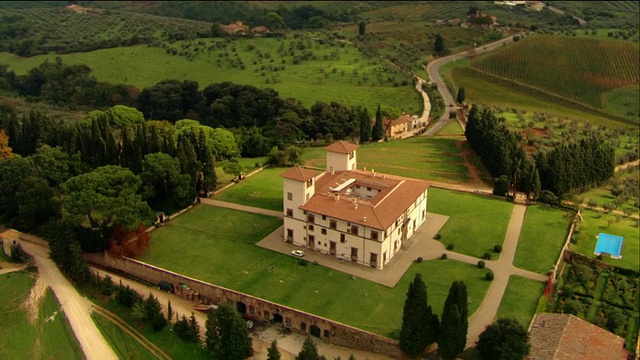 空中盘旋在托斯卡纳乡村锡耶纳南部的别墅/意大利视频下载