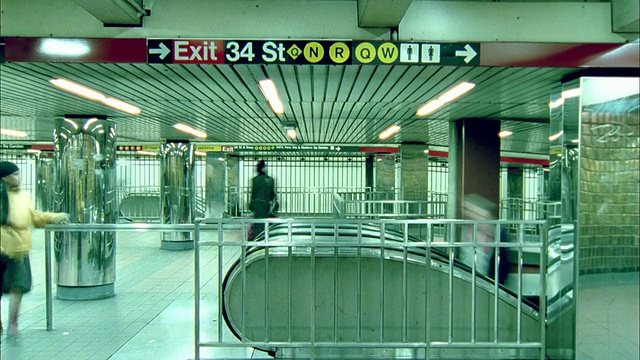 TL MS人们在地铁站的电梯上下走动/纽约市视频素材