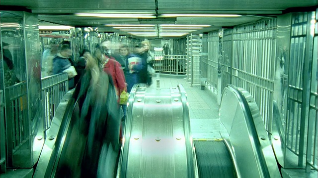 TL MS人们在地铁站的电梯上下走动/纽约市视频素材
