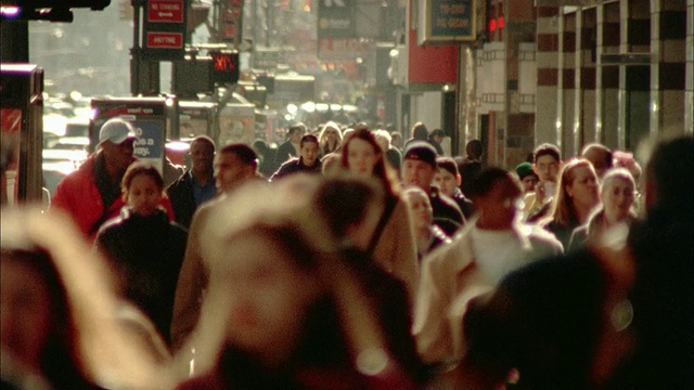 人群走在纽约时代广场的人行道上视频下载