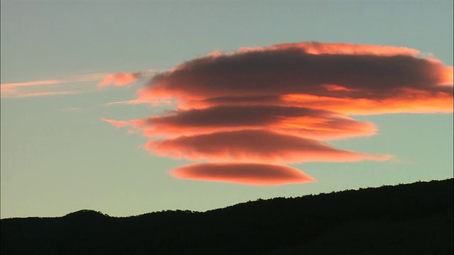 T/L, WS，日落时天空上的粉红色云彩，冰川国家公园，巴塔哥尼亚，阿根廷视频下载