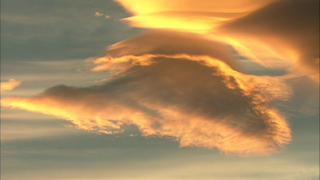 日落时天空上的金色云彩，阿根廷巴塔哥尼亚冰川国家公园视频下载