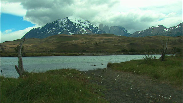WS，山地景观与河流前景，托雷斯德尔潘恩国家公园，巴塔哥尼亚，智利视频素材