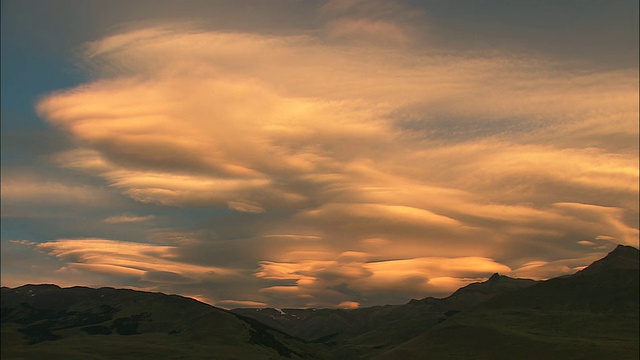 日落时，阿根廷巴塔哥尼亚山上的穆迪天空视频下载