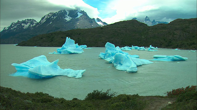 WS, PAN，湖上的冰山，背景是白雪覆盖的山脉，托雷斯德尔潘恩国家公园，智利视频素材