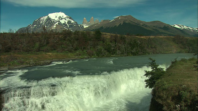 WS, PAN，瀑布与科迪勒拉德尔潘恩山脉的背景，托雷斯德尔潘恩国家公园，智利视频素材