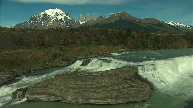 WS, TD, Rough river, Cordillera del Paine mountains背景，Torres del Paine国家公园，智利视频素材