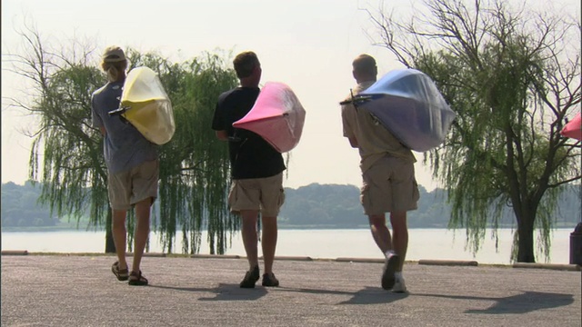四名男子携带皮划艇前往美国德克萨斯州的湖视频素材