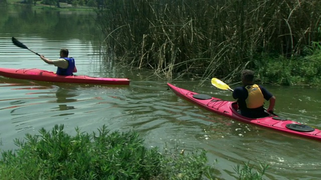 两个人划着皮划艇在德克萨斯河上划视频素材