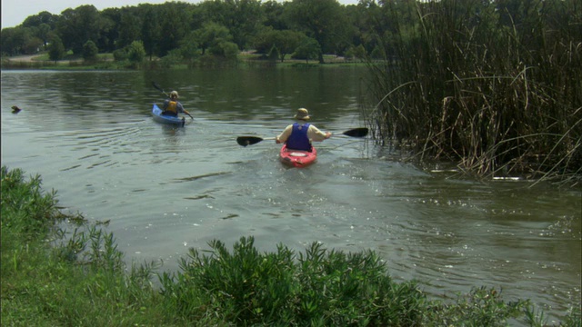 两个人划着皮划艇在德克萨斯河上划视频素材