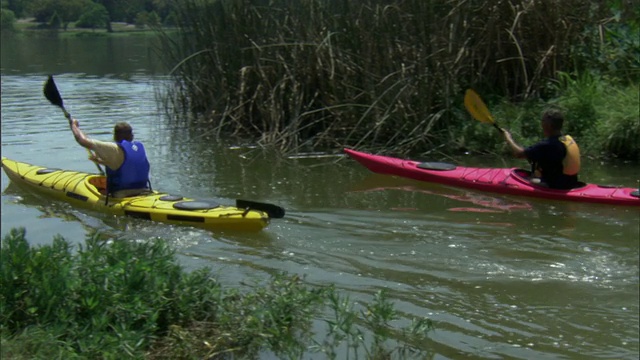三个男人划着皮划艇在德克萨斯河上划视频素材