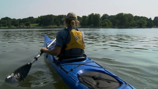美国德克萨斯州达拉斯市，男子在湖上划皮艇/白石湖视频素材